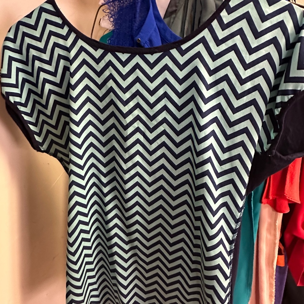 Super cute Chevron top
